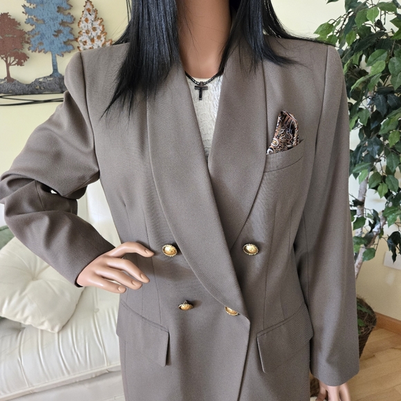 Taupe Le Suit, Double-Breasted Woman's Business Suit, Blazer, Skirt, Size 12 - Picture 8 of 11